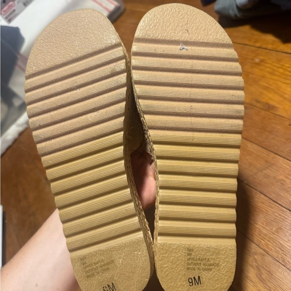 Size 9 shoes flip flops - Picture 2 of 2